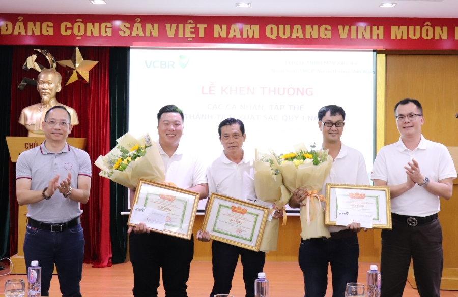 20260417_VCBR_LDPT_ KhenthuongXuatsacQuyI_01