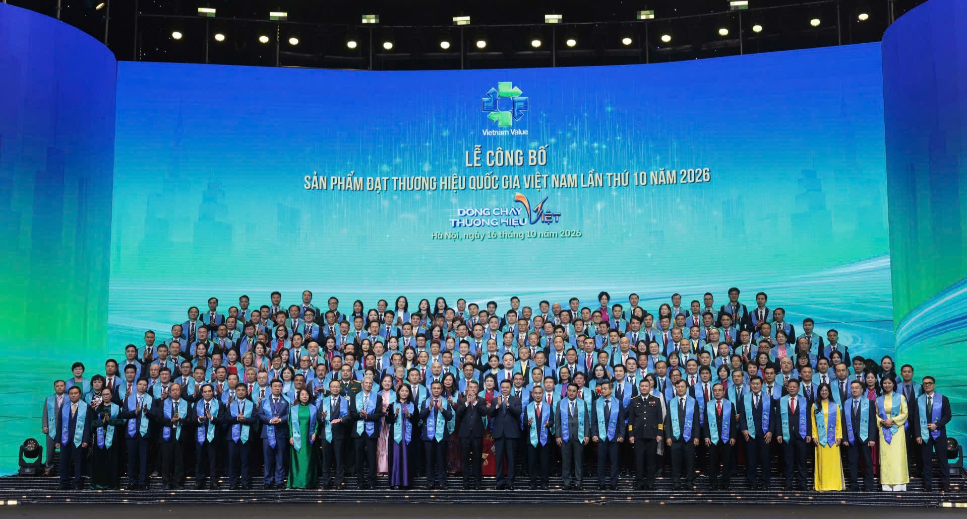 Thủ tướng Chính phủ Lê Minh Hưng và Bộ trưởng Bộ Công thương Lê Mạnh Hùng chụp ảnh lưu niệm cùng đại diện các doanh nghiệp đạt Thương hiệu quốc gia lần thứ 10 (Bà Hoàng Thanh Nhàn - Thành viên Hội đồng quản trị Vietcombank, đứng hàng đầu, thứ 8 từ trái sang)