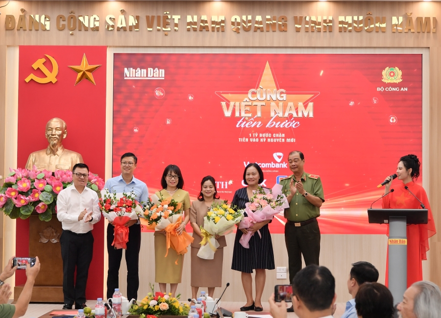 20250811_LHQ_HopbaoCungVietNamTienBuoc_82