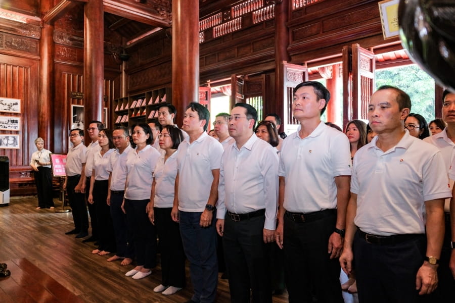 Đoàn công tác Đảng bộ Trụ sở chính và khách mời thăm và dâng hương tại Khu lưu niệm Chủ tịch Hồ Chí Minh tại Lào Cai