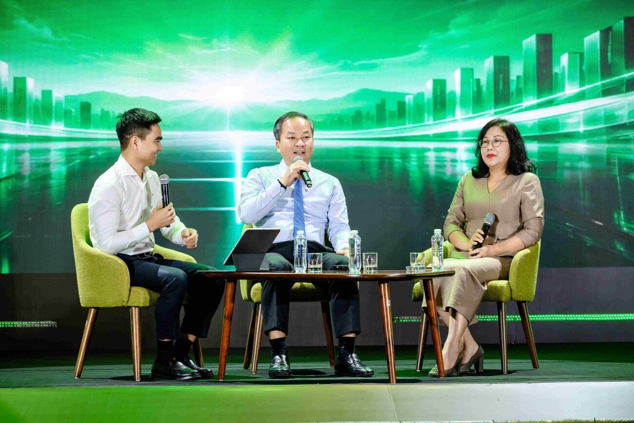 Tọa đàm với sự tham gia của ông Nguyễn Việt Cường – Phó Tổng Giám đốc Vietcombank (thứ 2 từ phải sang) và bà La Thị Hồng Minh – Kế toán trưởng Vietcombank (ngoài cùng bên phải)