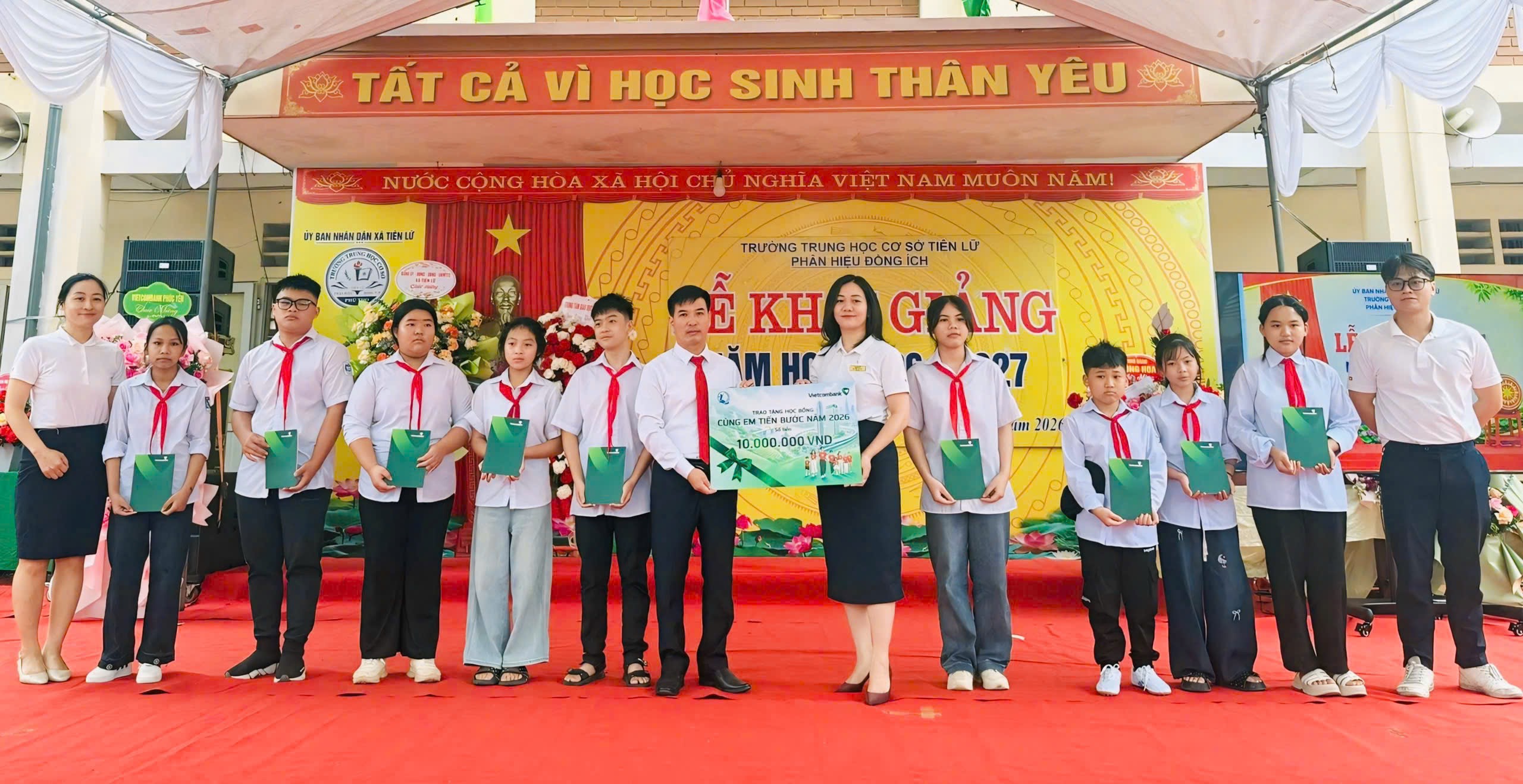 Vietcombank Phúc Yên trao học bổng tại Trường THCS Tiên Lữ - Phân hiệu Đồng Ích