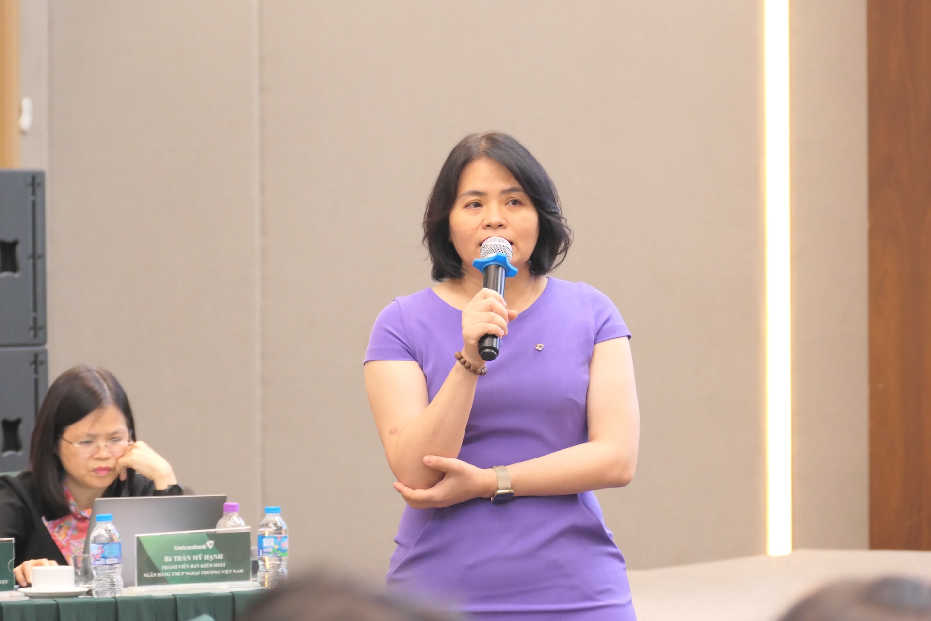 Bà Đinh Thị Thái - Trưởng Ban Kiểm soát Vietcombank phát biểu khai mạc và trao đổi cùng các học viên tham gia khoá tập huấn