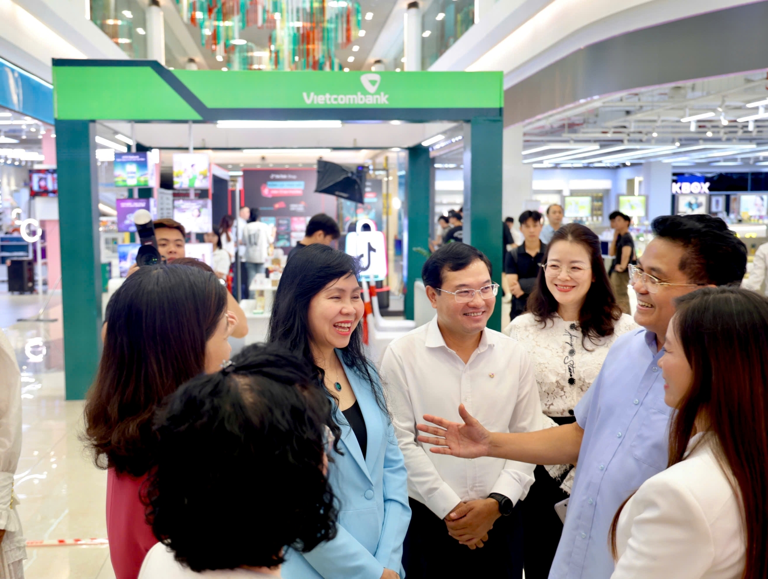 Đại biểu, khách mời tham quan và trải nghiệm các giải pháp tài chính số tại gian hàng Vietcombank