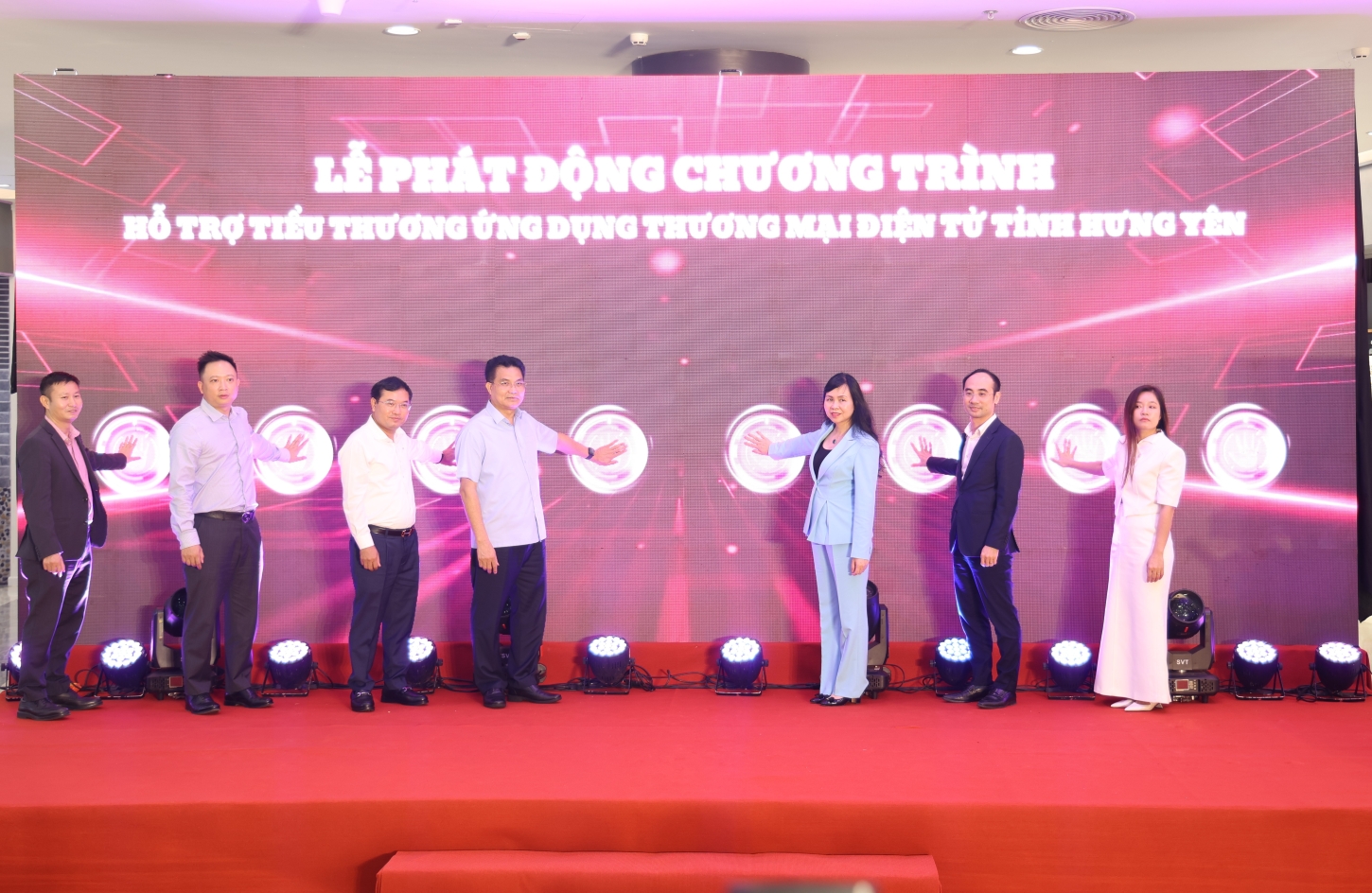Đại diện Vietcombank nhận hoa và thư cảm ơn từ Ban tổ chức