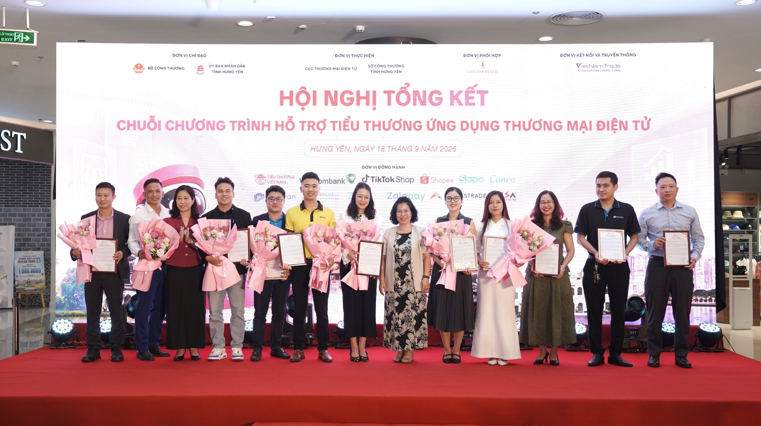 Các đại biểu bấm nút phát động Chương trình Hỗ trợ tiểu thương ứng dụng thương mại điện tử tại Hưng Yên
