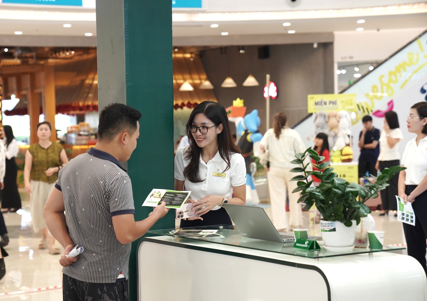Người dân trải nghiệm các giải pháp tài chính số tại gian hàng Vietcombank