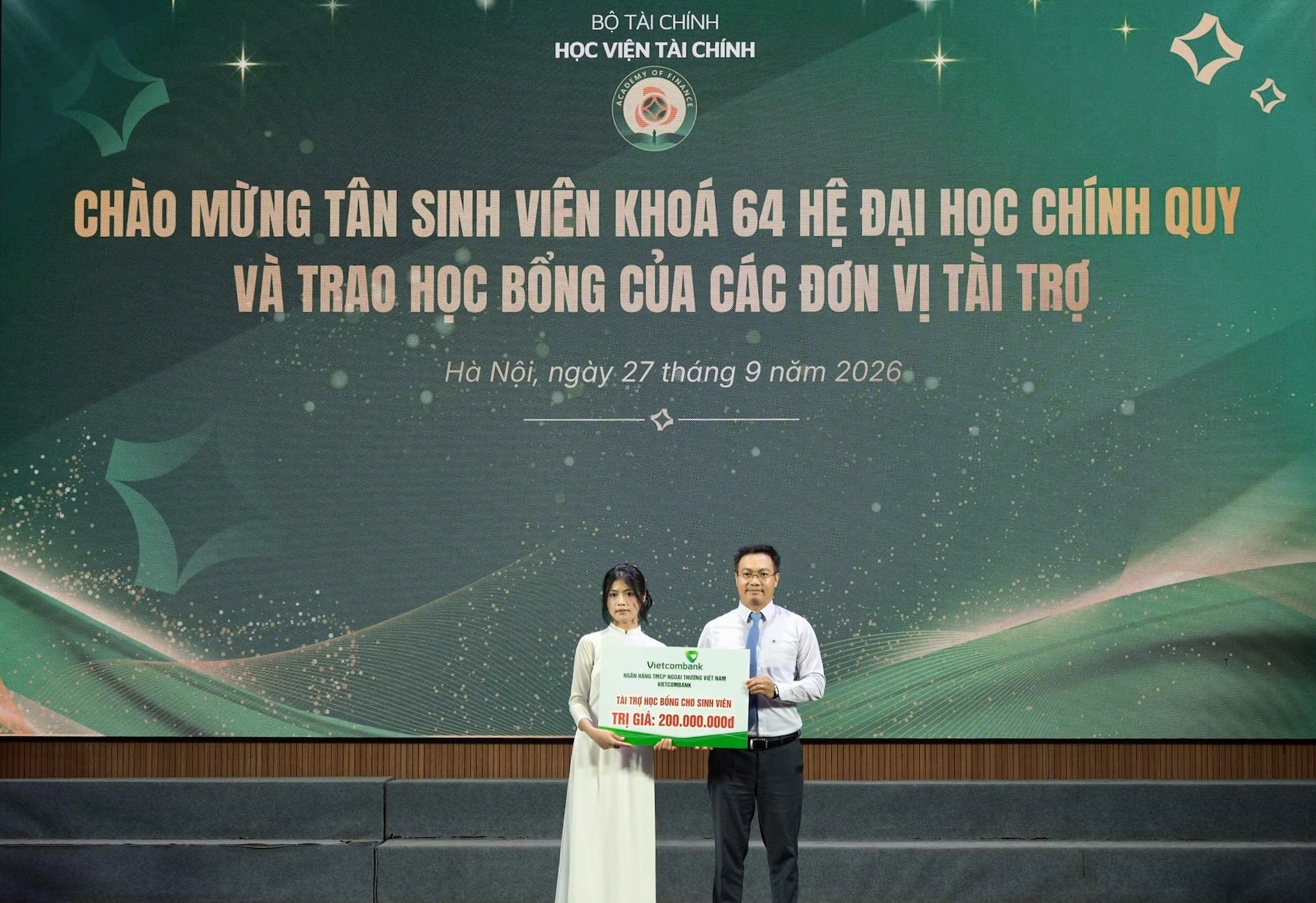 Trao học bổng cho tân sinh viên Học viện Tài chính