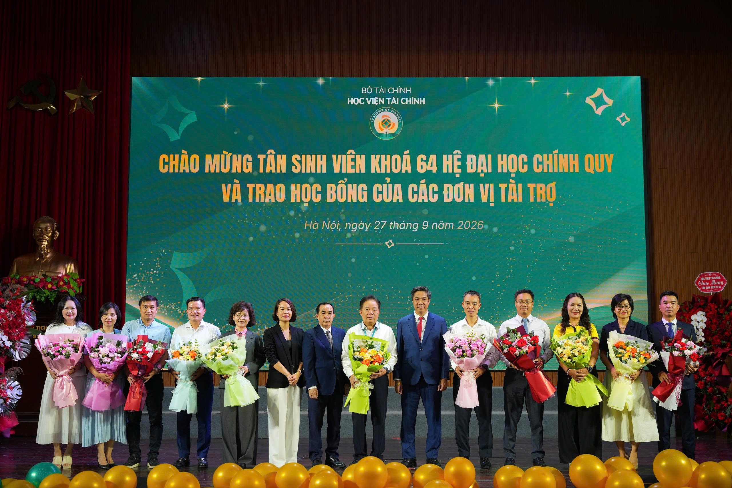 Ảnh lưu niệm tại chương trình chào đón tân sinh viên CQ64