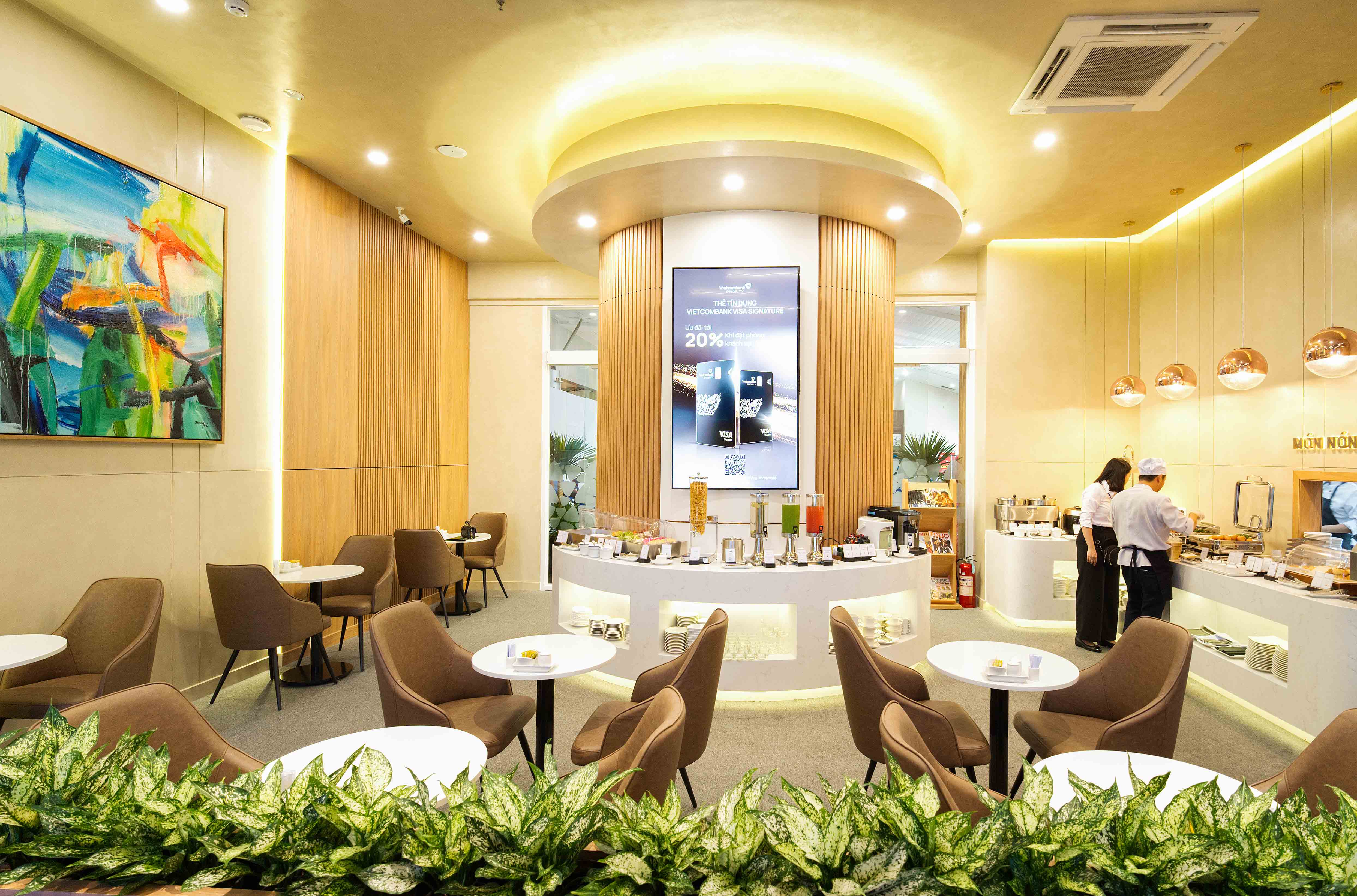 Khu vực phục vụ và chỗ ngồi tại Vietcombank Priority Lounge Cam Ranh