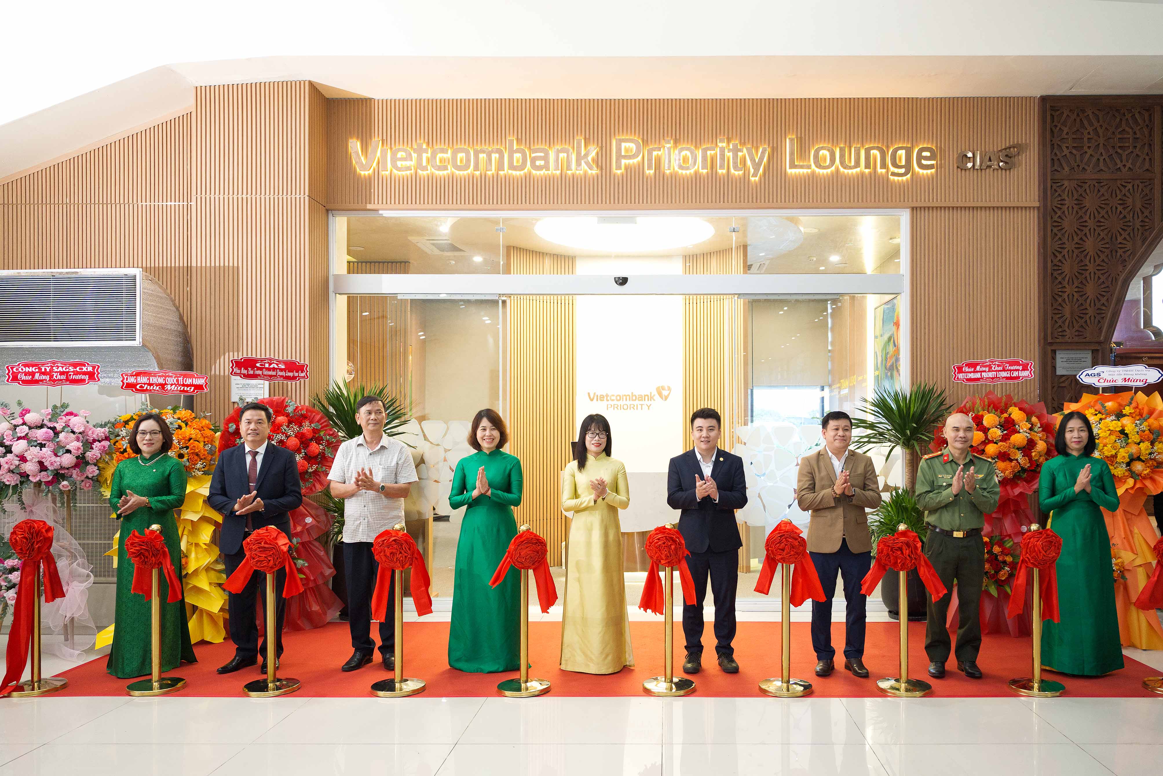 Đại diện Vietcombank, CIAS và các cơ quan, đơn vị tại lễ khai trương Vietcombank Priority Lounge Cam Ranh