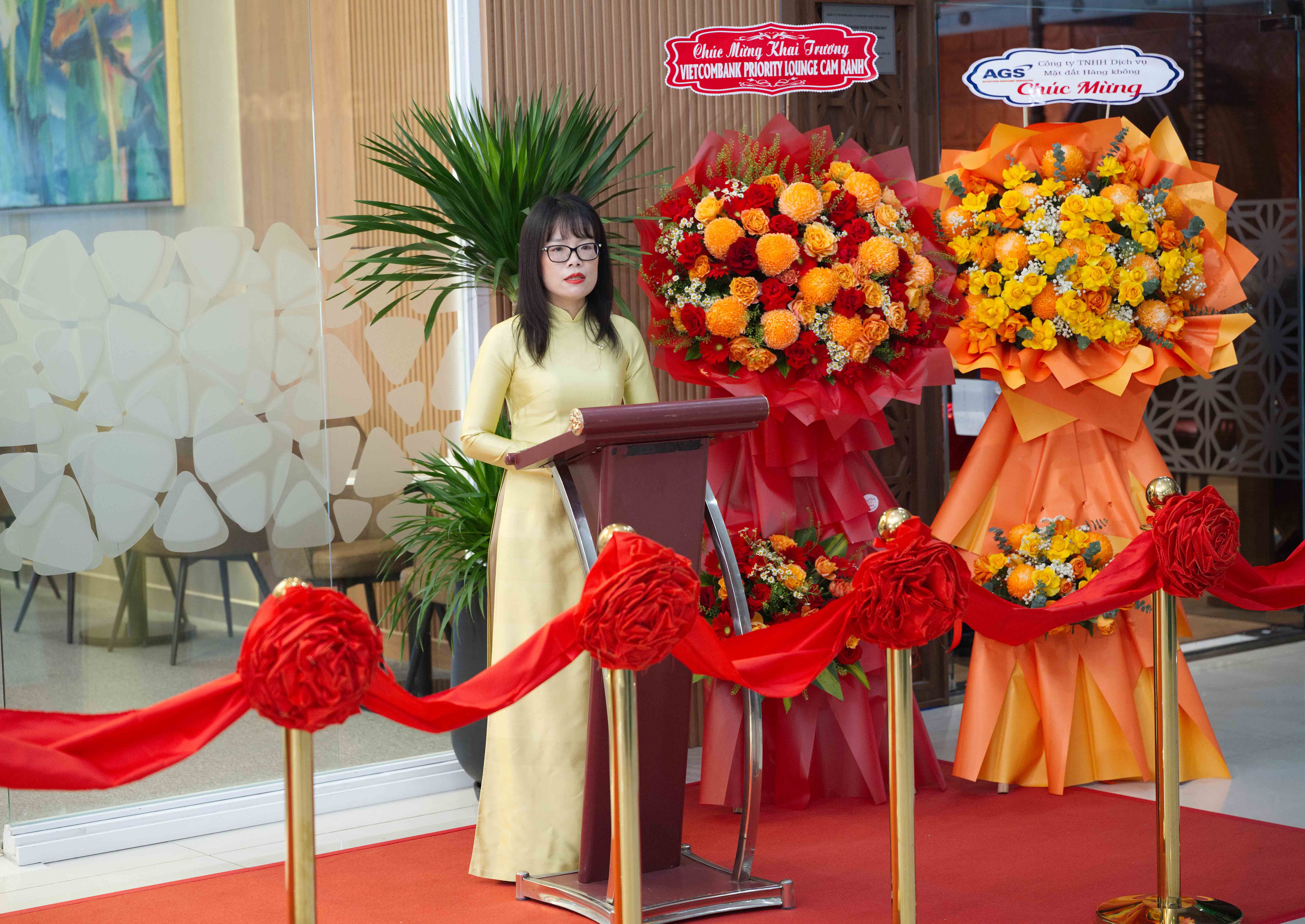 Bà Đoàn Hồng Nhung phát biểu tại lễ khai trương