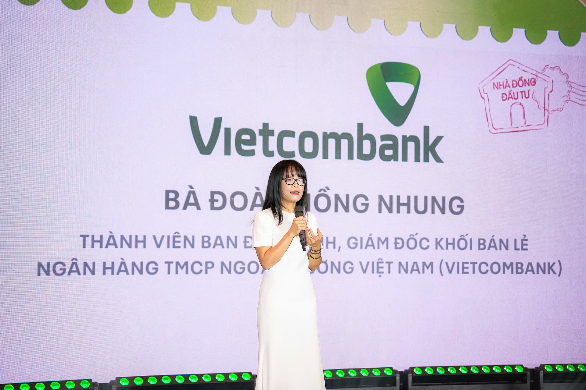 Bà Đoàn Hồng Nhung tặng kỉ niệm chương cho dàn nghệ sĩ Quán Nhà Haha