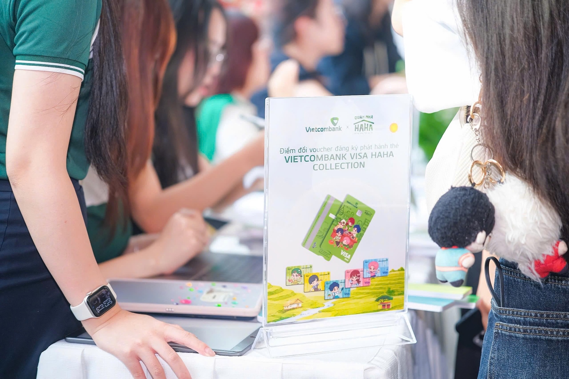 Bà Đoàn Hồng Nhung phát biểu tại họp báo ra mắt chương trình Quán Nhà Haha