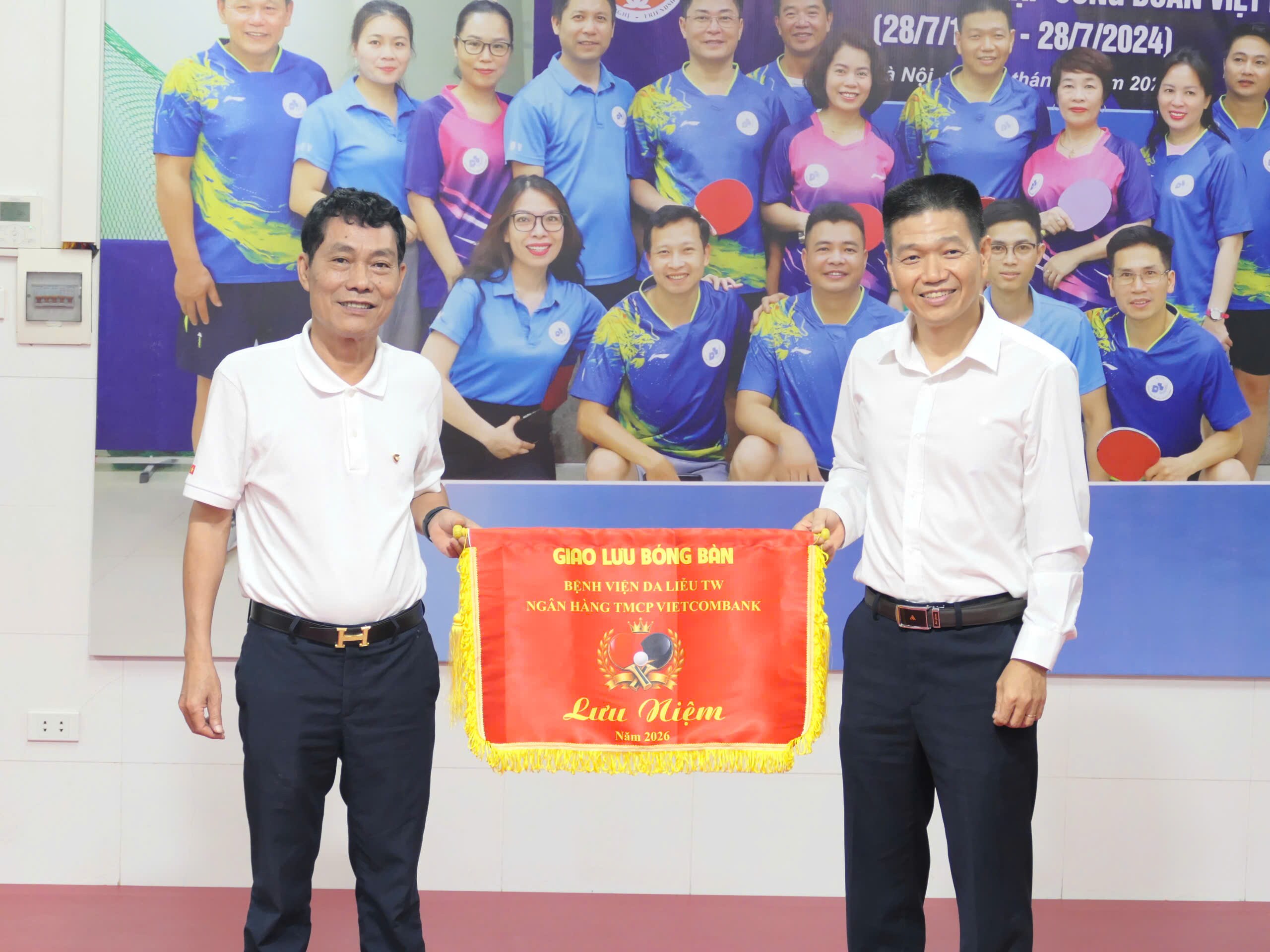 Đại diện hai đội chụp ảnh lưu niệm và trao cờ lưu niệm