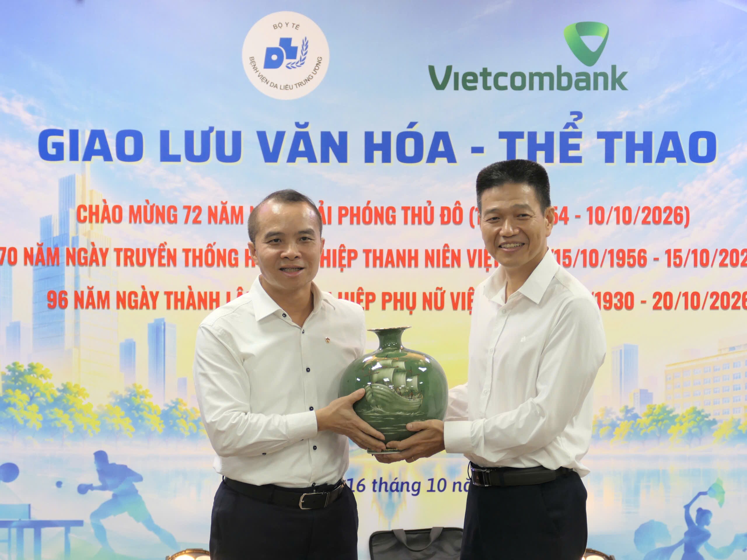 Đại diện Bệnh viện Da liễu Trung ương trao tặng phẩm lưu niệm