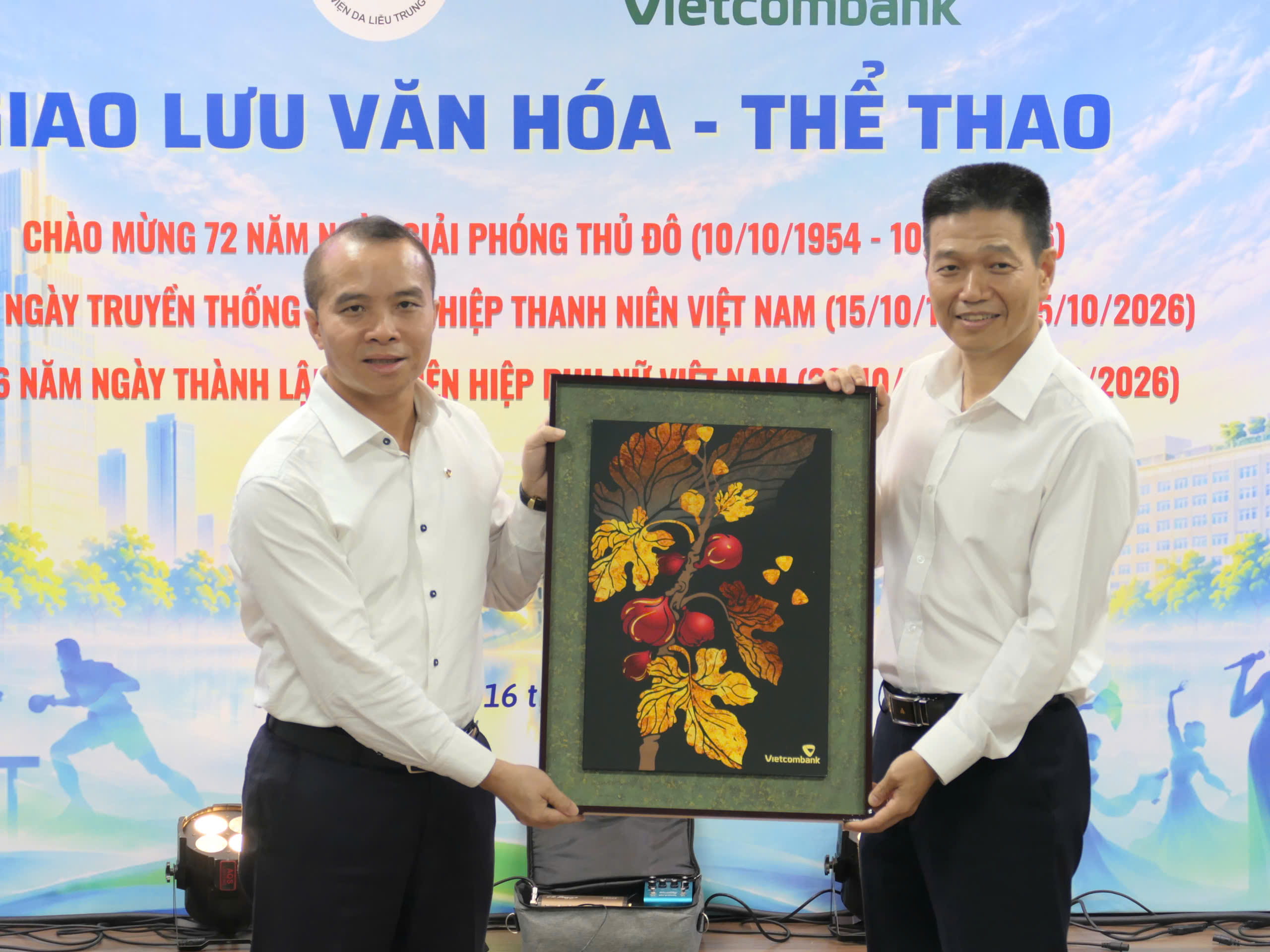 Đại diện Vietcombank trao tặng phẩm lưu niệm