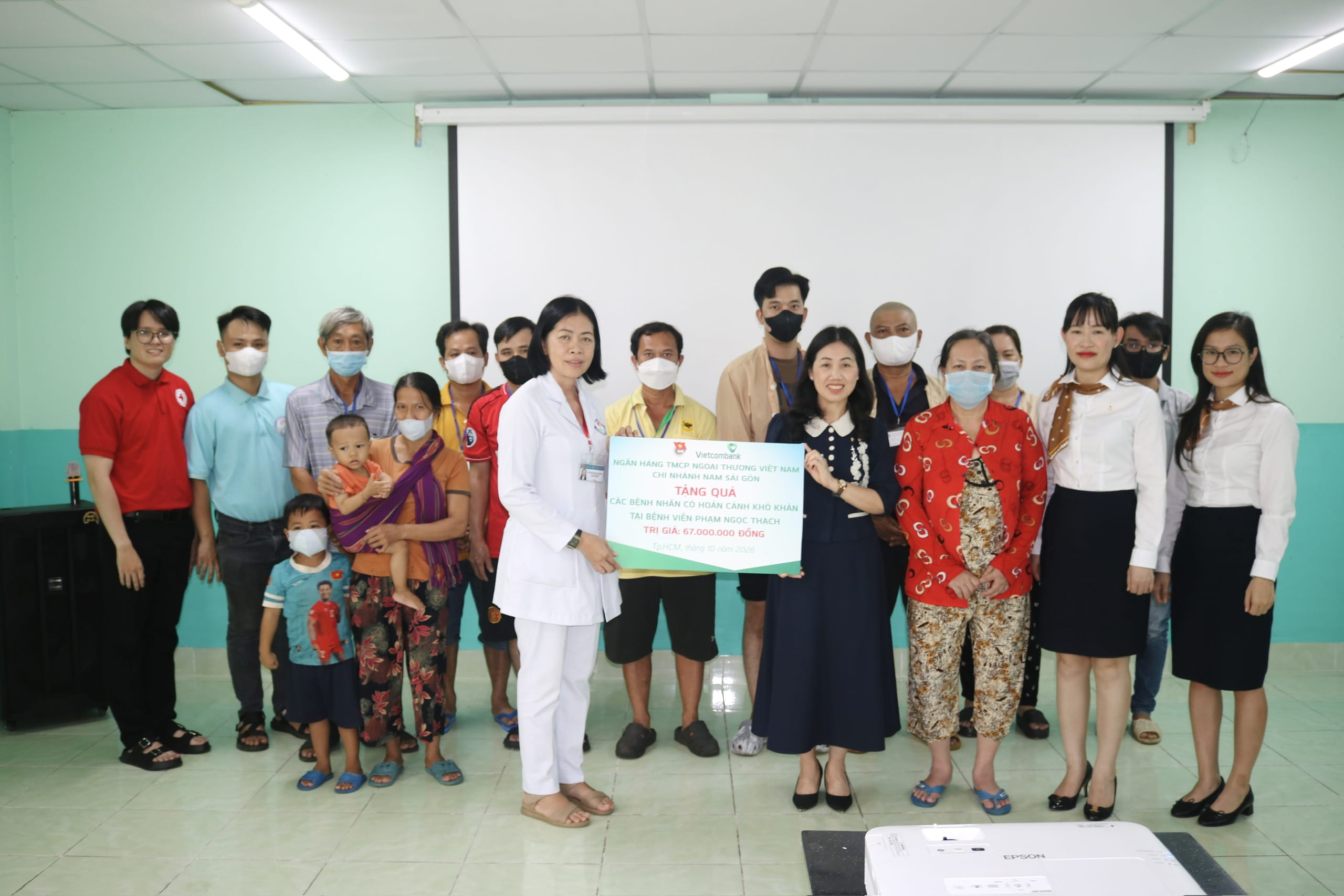 Đại diện Vietcombank Nam Sài Gòn trao bảng biểu trưng số tiền quyên góp cho lãnh đạo Bệnh viện Phạm Ngọc Thạch