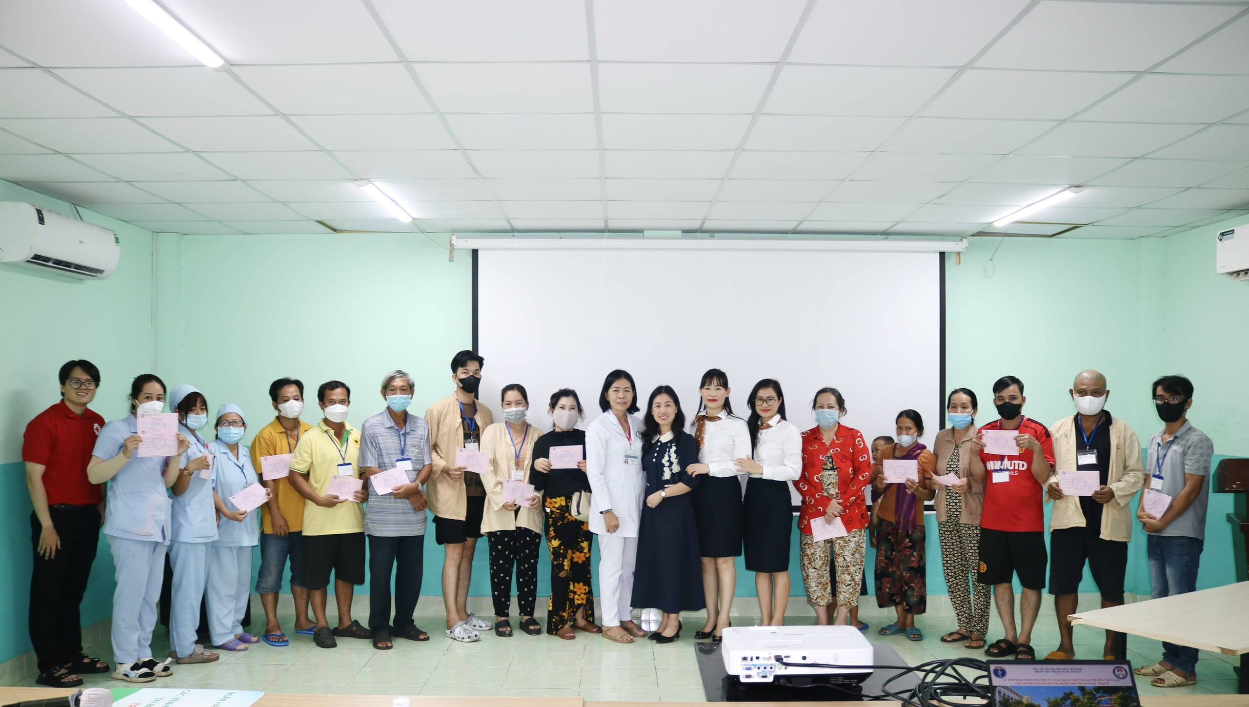 Đoàn Thanh niên Vietcombank Nam Sài Gòn trao tiền quyên góp trực tiếp cho bệnh nhân