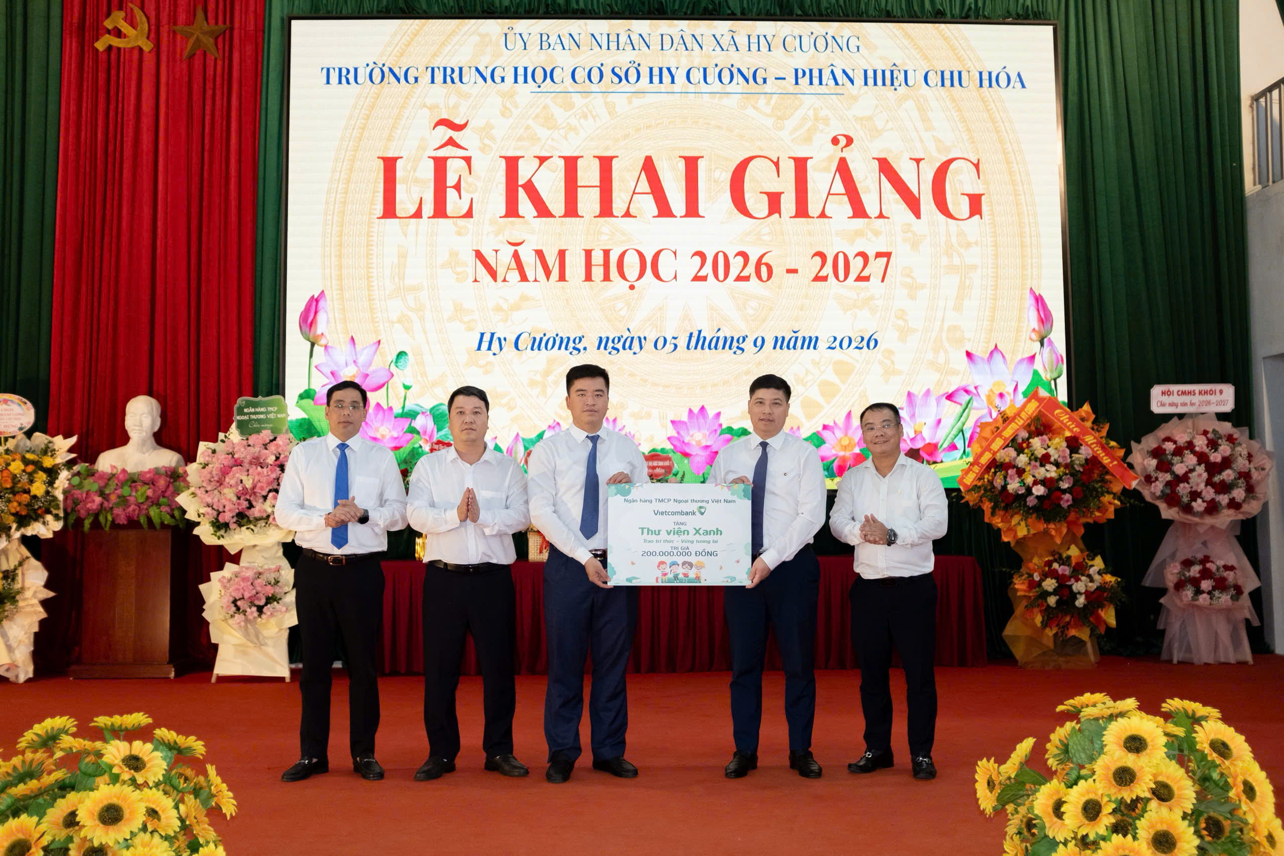 Đồng chí Hồng Quang trao biển tượng trưng Thư viện xanh cho Trường THCS Hy Cương