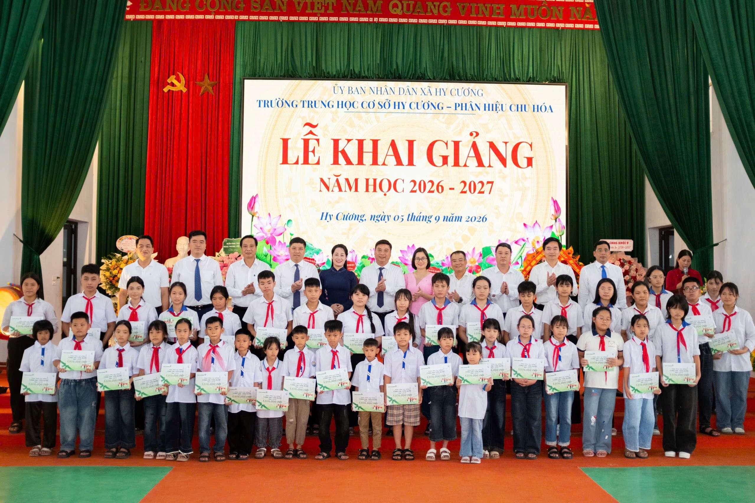 Các đại biểu chụp ảnh lưu niệm cùng học sinh được trao học bổng tại xã Hy Cương, Phú Thọ