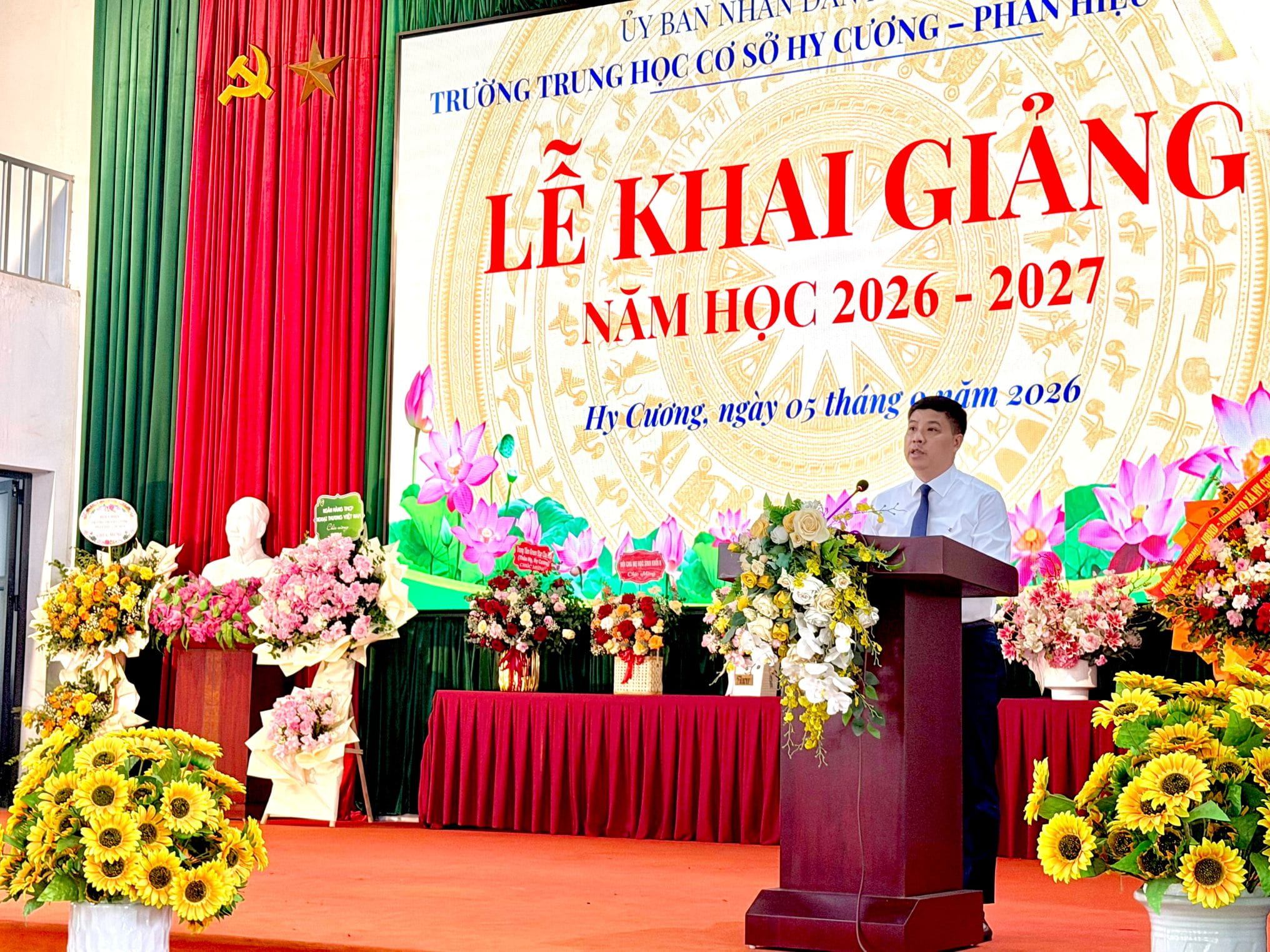 Đồng chí Hồng Quang phát biểu tại chương trình trao học bổng và Thư viện xanh ở Phú Thọ